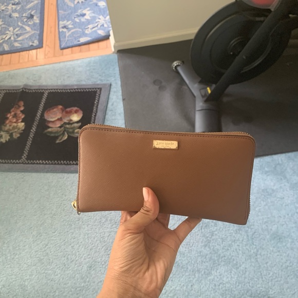 Well loved Kate spade wallet - Picture 1 of 3